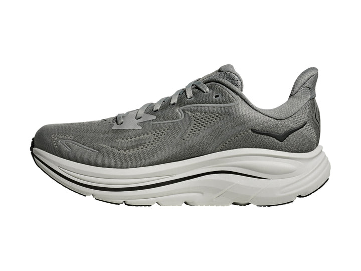 Tenis HOKA Clifton 10 en color gris galáctico con suela blanca gruesa para running.