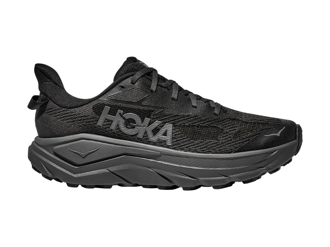 Tenis deportivos HOKA Challenger 8 en color negro y gris oscuro con suela robusta.