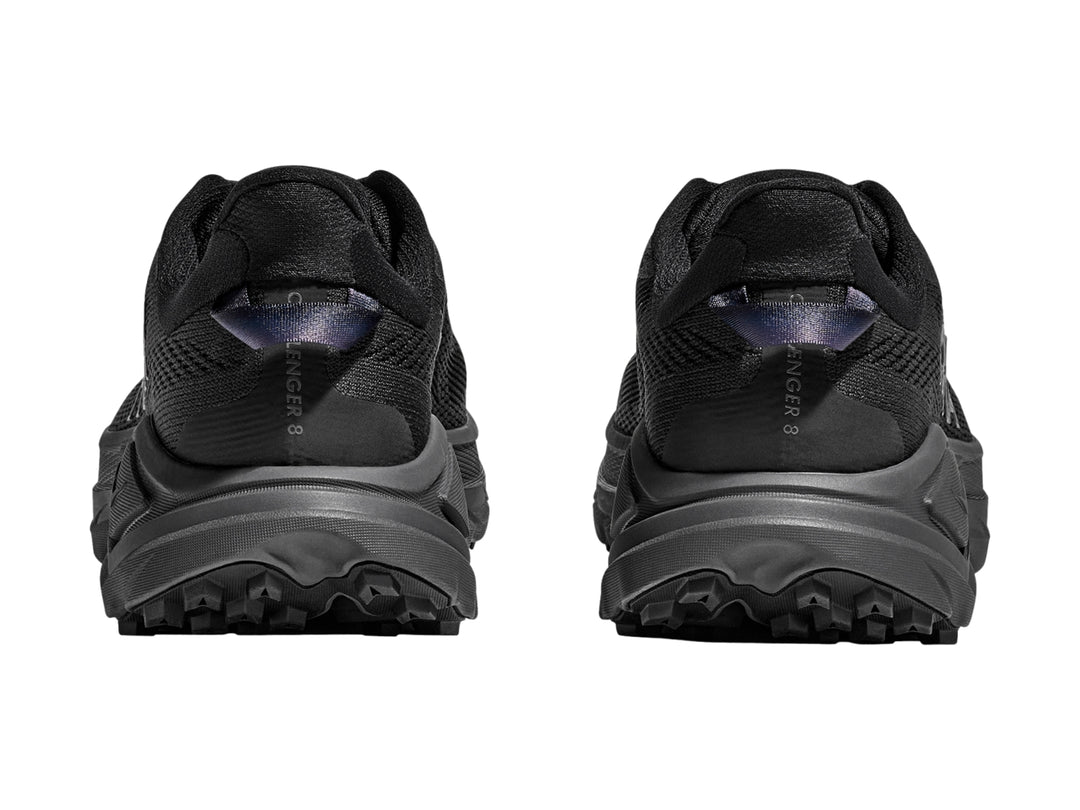 Tenis deportivos HOKA Challenger 8 en color negro y gris oscuro con suela robusta.