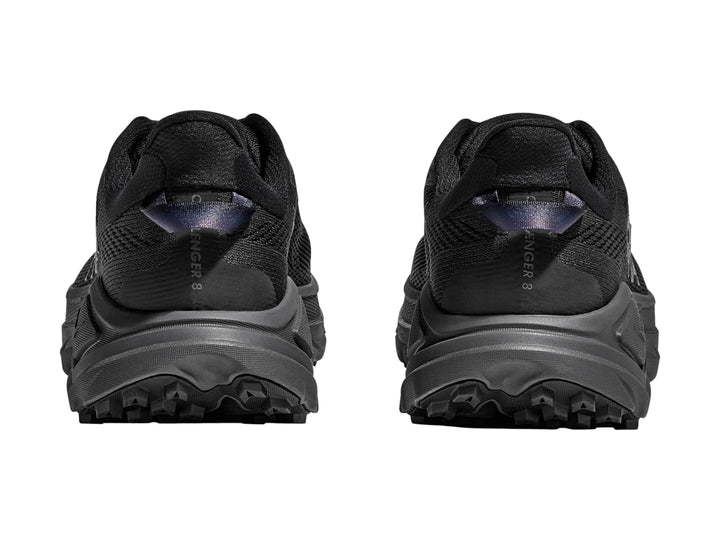 Tenis deportivos HOKA Challenger 8 en color negro y gris oscuro con suela robusta.