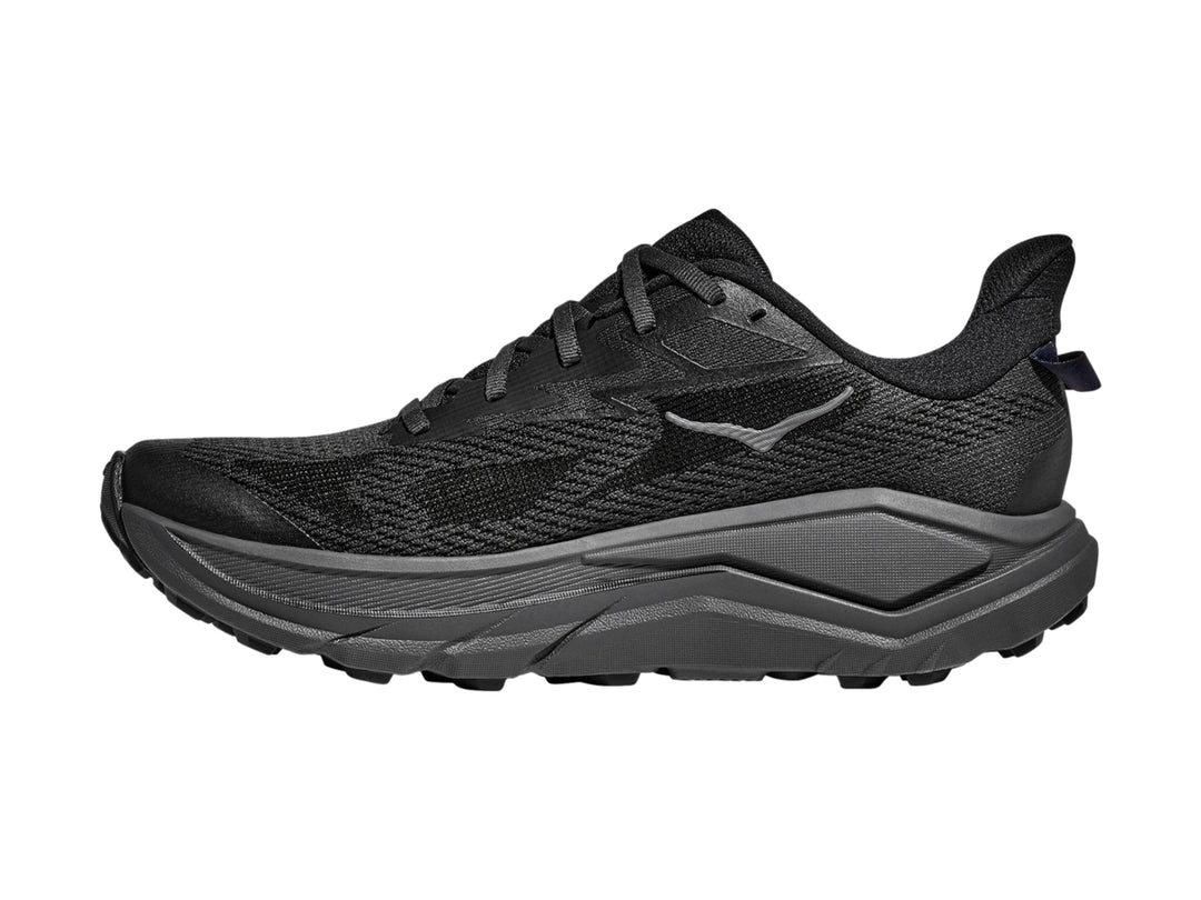Tenis deportivos HOKA Challenger 8 en color negro y gris oscuro con suela robusta.