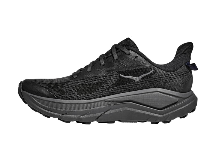 Tenis deportivos HOKA Challenger 8 en color negro y gris oscuro con suela robusta.