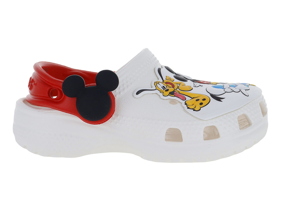 Zuecos blancos Crocs con detalles en rojo y decoraciones de Mickey Mouse y sus amigos.