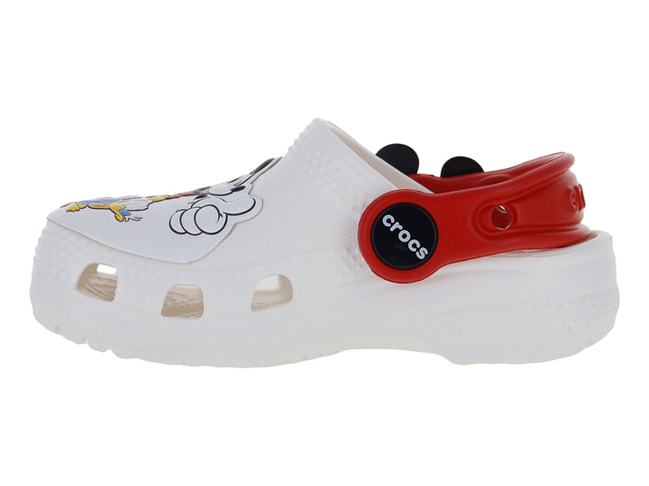 Zuecos blancos Crocs con detalles en rojo y decoraciones de Mickey Mouse y sus amigos.