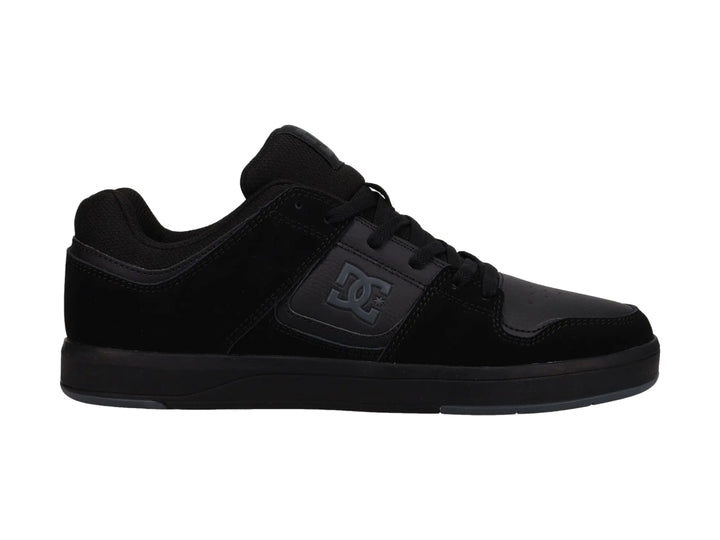 Tenis DC Shoes modelo Cure en color negro total con suela plana y logotipo lateral.