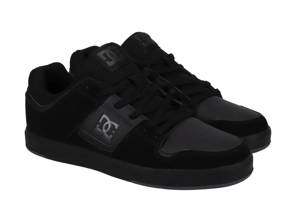 Tenis DC Shoes modelo Cure en color negro total con suela plana y logotipo lateral.