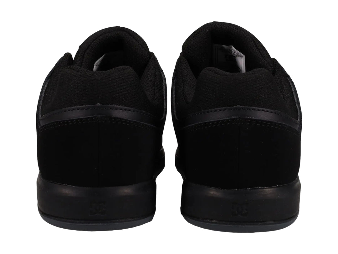 Tenis DC Shoes modelo Cure en color negro total con suela plana y logotipo lateral.