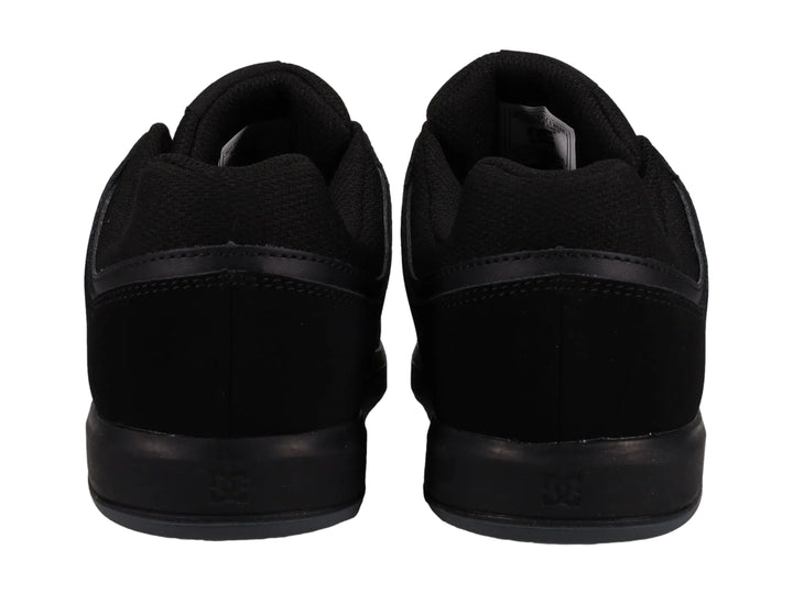 Tenis DC Shoes modelo Cure en color negro total con suela plana y logotipo lateral.