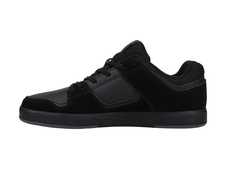Tenis DC Shoes modelo Cure en color negro total con suela plana y logotipo lateral.