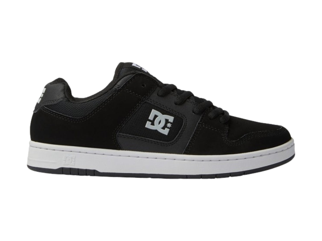 Tenis DC Shoes Manteca 4 color negro con suela blanca y logotipo DC blanco en el lateral.