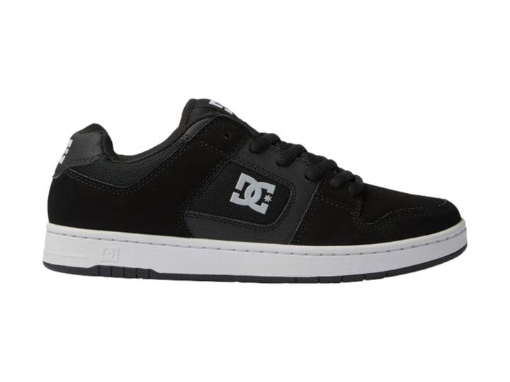 Tenis DC Shoes Manteca 4 color negro con suela blanca y logotipo DC blanco en el lateral.