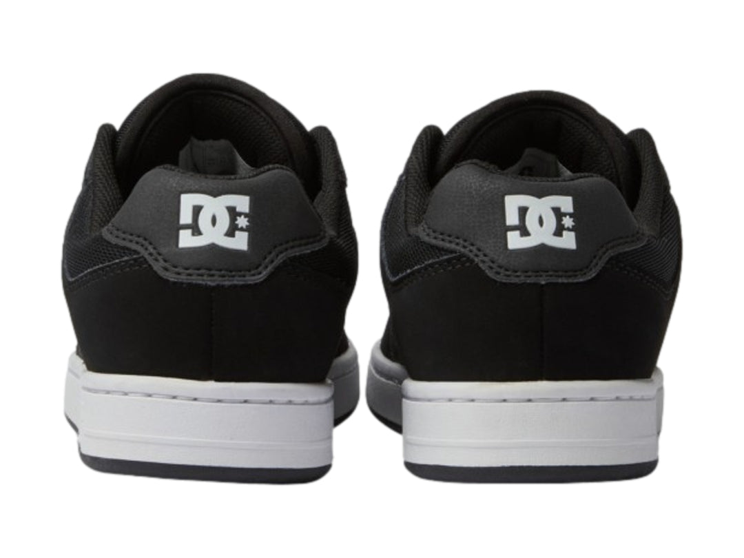Tenis DC Shoes Manteca 4 color negro con suela blanca y logotipo DC blanco en el lateral.
