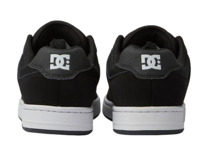 Tenis DC Shoes Manteca 4 color negro con suela blanca y logotipo DC blanco en el lateral.