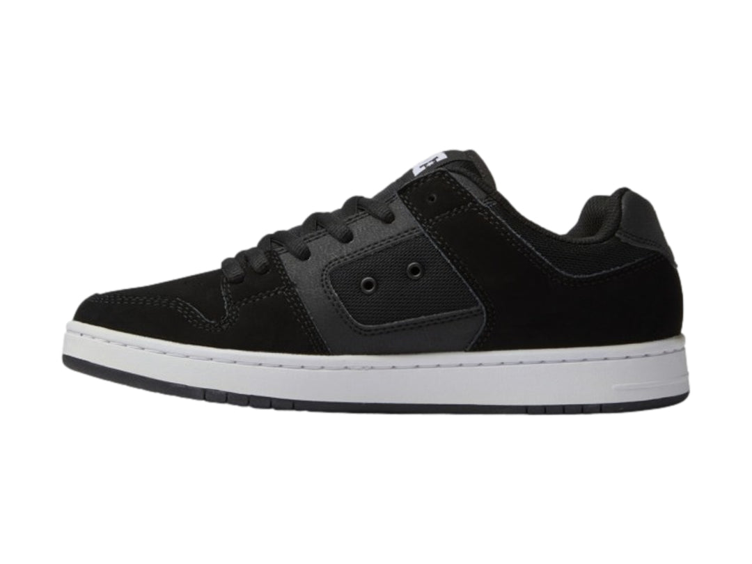 Tenis DC Shoes Manteca 4 color negro con suela blanca y logotipo DC blanco en el lateral.