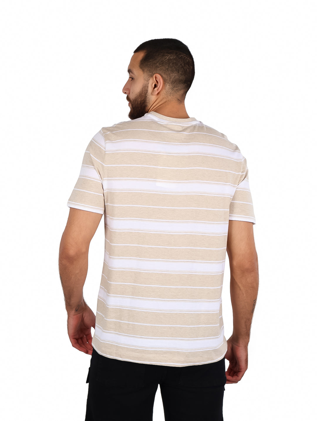 Camiseta de manga corta con rayas horizontales en colores oatmeal y blanco.