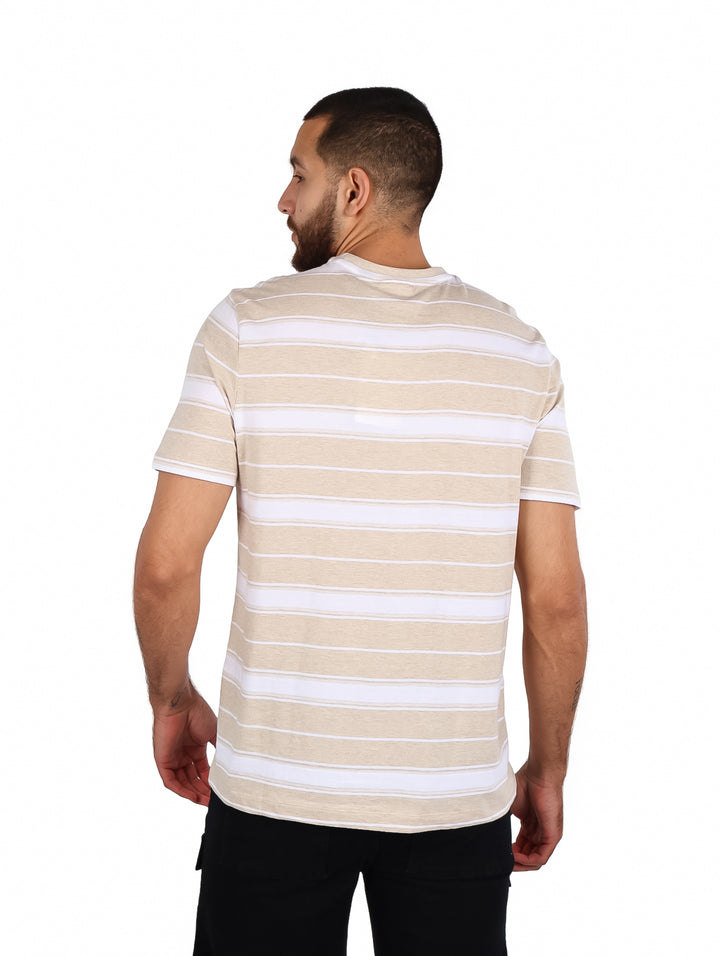Camiseta de manga corta con rayas horizontales en colores oatmeal y blanco.