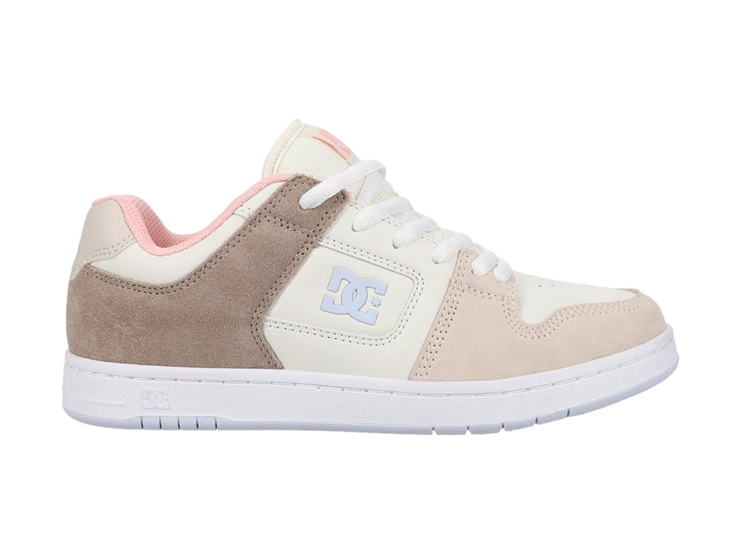 Tenis DC Shoes en colores café, beige y blanco con suela plana y cordones blancos.