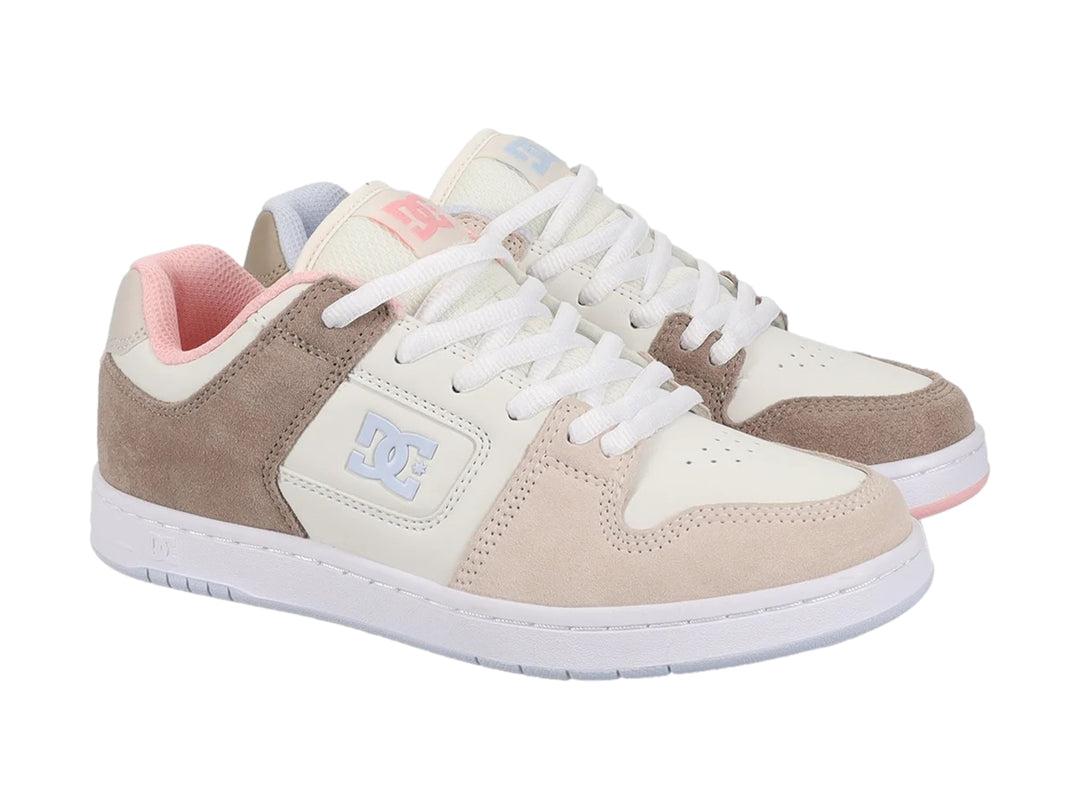Tenis DC Shoes en colores café, beige y blanco con suela plana y cordones blancos.