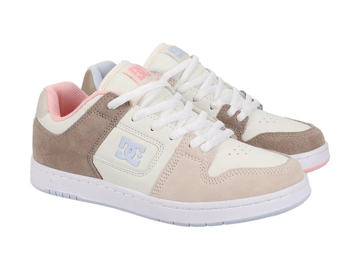 Tenis DC Shoes en colores café, beige y blanco con suela plana y cordones blancos.
