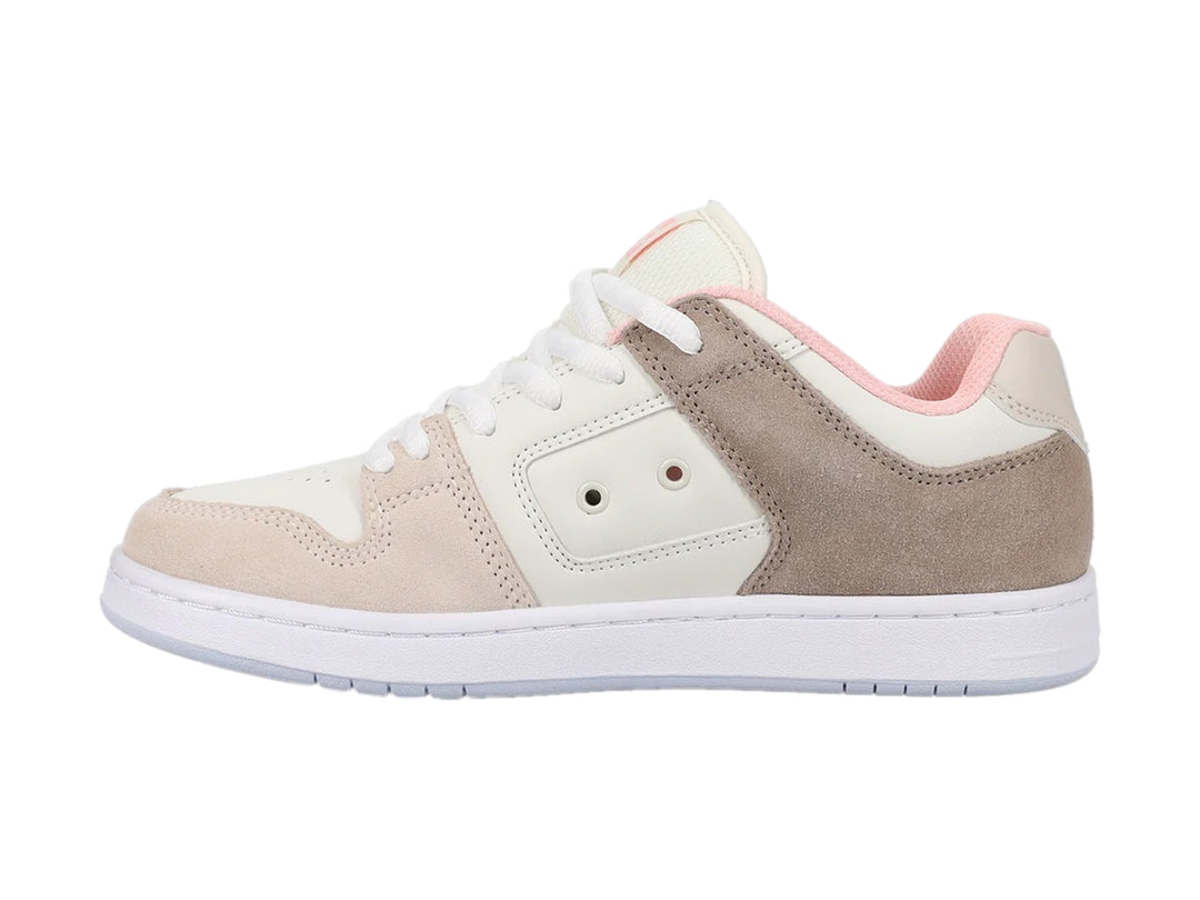 Tenis DC Shoes en colores café, beige y blanco con suela plana y cordones blancos.