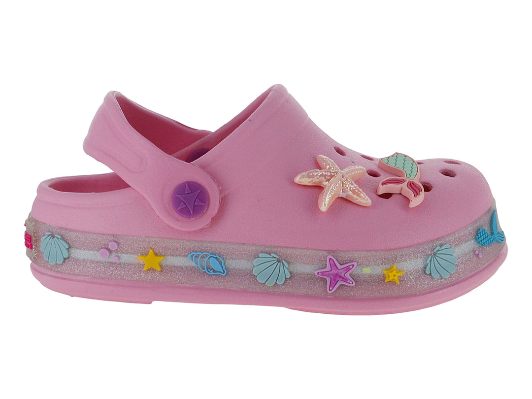 Sandalia tipo zueco color rosa con adornos de estrellas de mar, conchas y detalles brillantes.