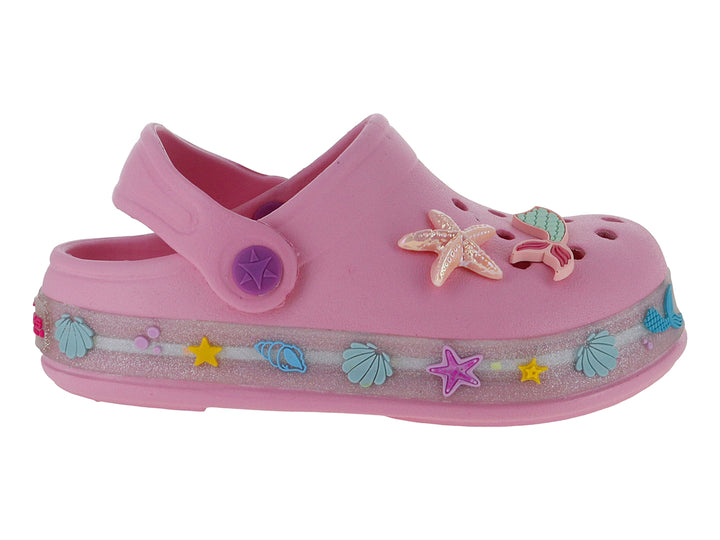 Sandalia tipo zueco color rosa con adornos de estrellas de mar, conchas y detalles brillantes.