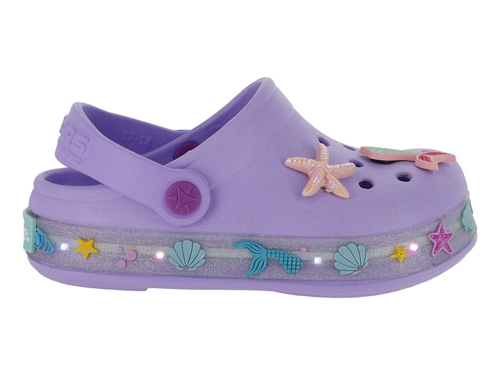 Zueco infantil color lila con decoraciones de sirena, estrellas de mar y luces integradas en la suela.