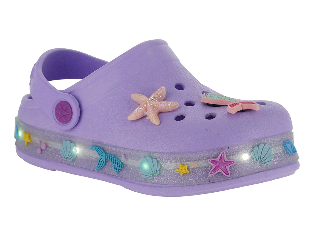 Zueco infantil color lila con decoraciones de sirena, estrellas de mar y luces integradas en la suela.