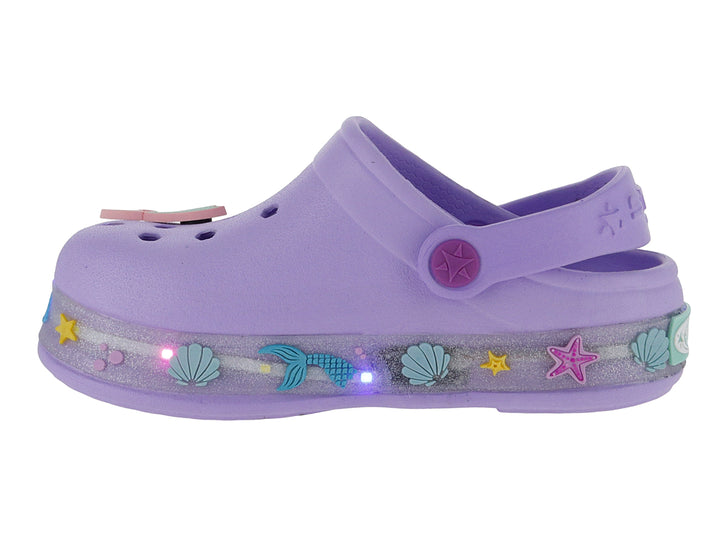 Zueco infantil color lila con decoraciones de sirena, estrellas de mar y luces integradas en la suela.