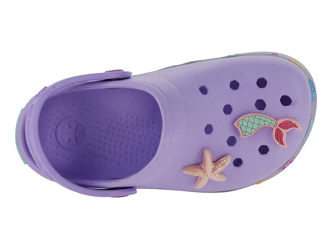 Zueco infantil color lila con decoraciones de sirena, estrellas de mar y luces integradas en la suela.