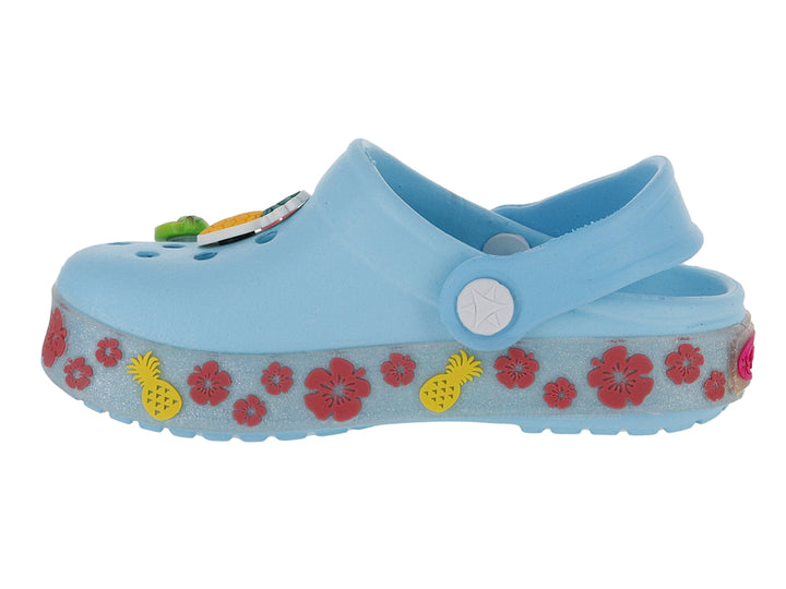 Sandalia tipo zueco color azul con decoraciones de flores, frutas y la palabra ALOHA.