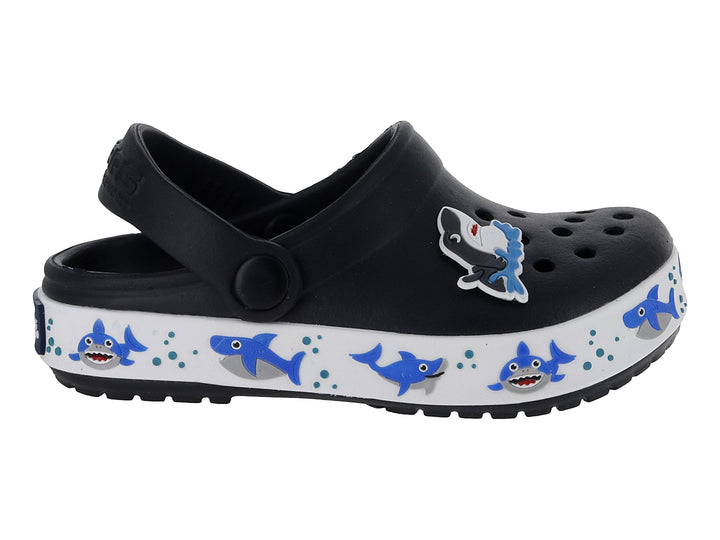 Zueco negro con suela blanca decorada con tiburones azules y un accesorio de tiburón en la parte superior.