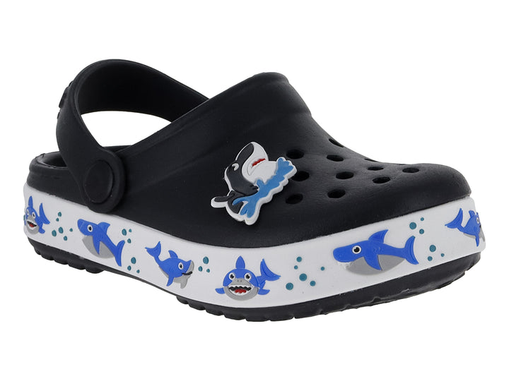 Zueco negro con suela blanca decorada con tiburones azules y un accesorio de tiburón en la parte superior.