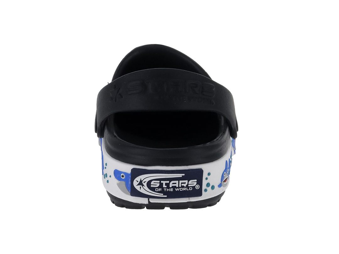 Zueco negro con suela blanca decorada con tiburones azules y un accesorio de tiburón en la parte superior.