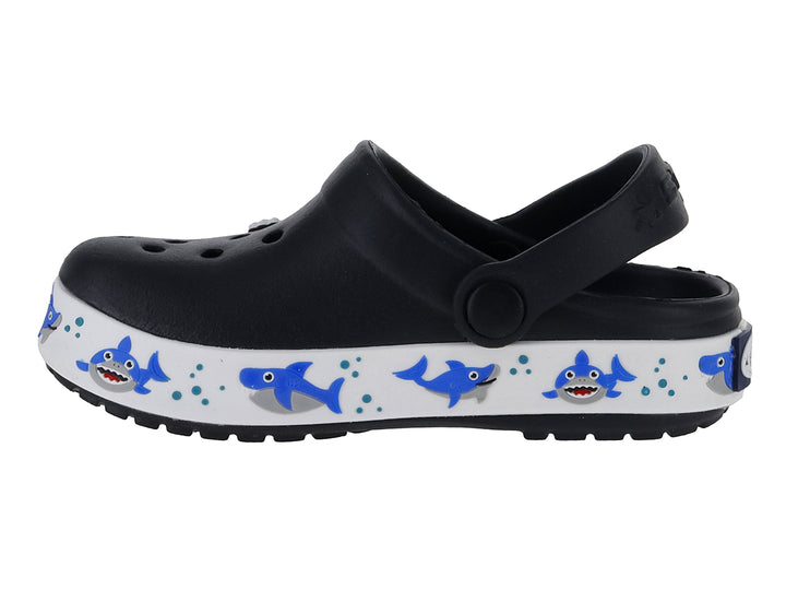 Zueco negro con suela blanca decorada con tiburones azules y un accesorio de tiburón en la parte superior.