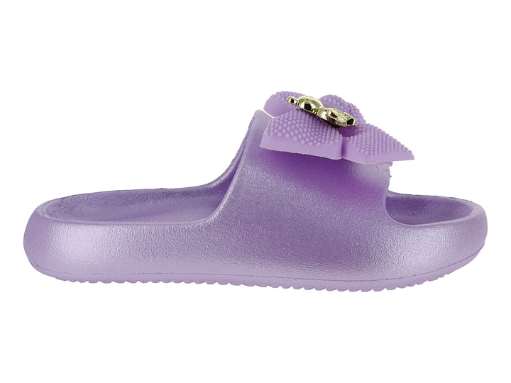 Sandalia slide de color lila con un adorno decorativo en la parte superior.