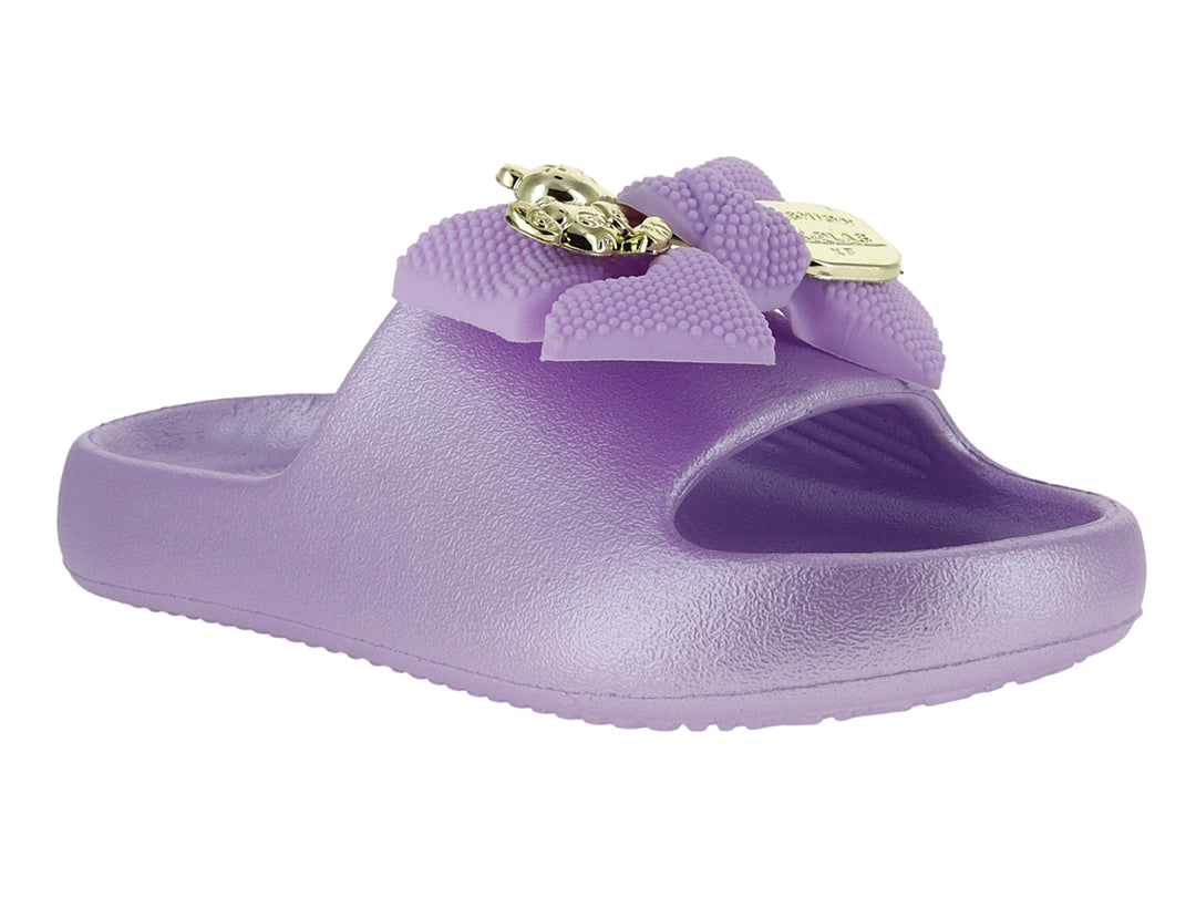 Sandalia slide de color lila con un adorno decorativo en la parte superior.