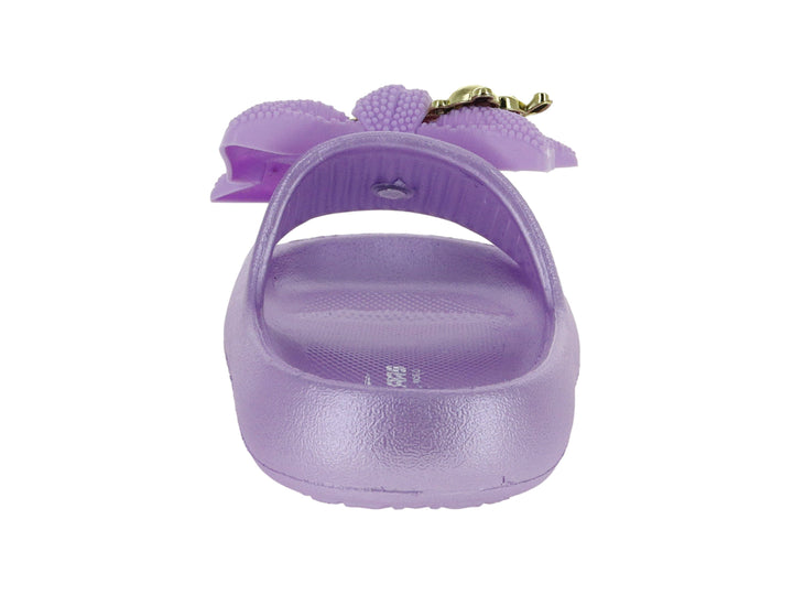 Sandalia slide de color lila con un adorno decorativo en la parte superior.