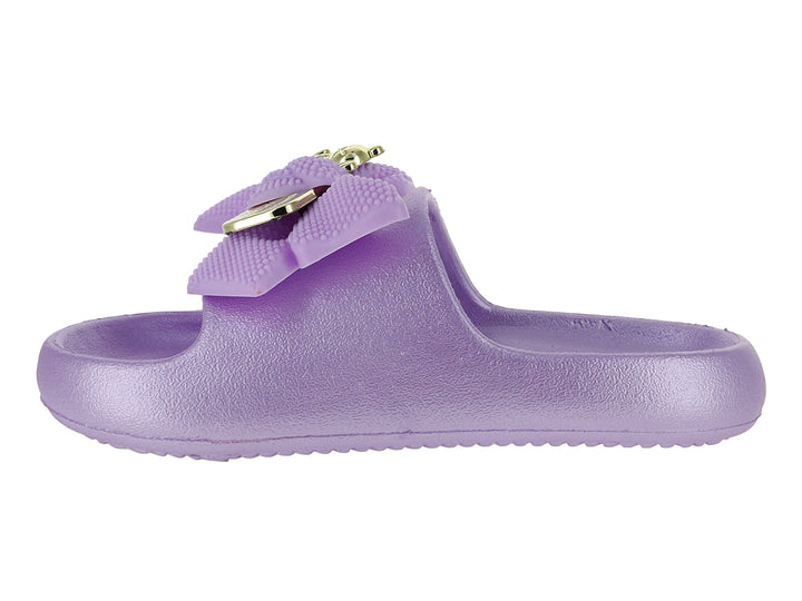 Sandalia slide de color lila con un adorno decorativo en la parte superior.