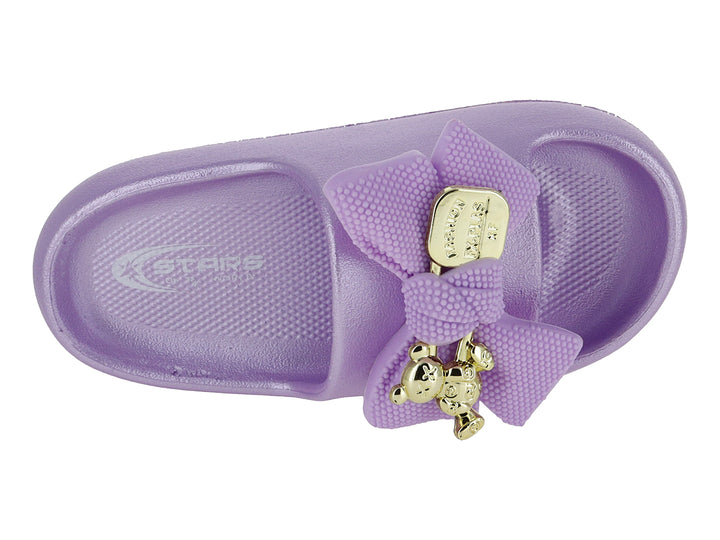 Sandalia slide de color lila con un adorno decorativo en la parte superior.