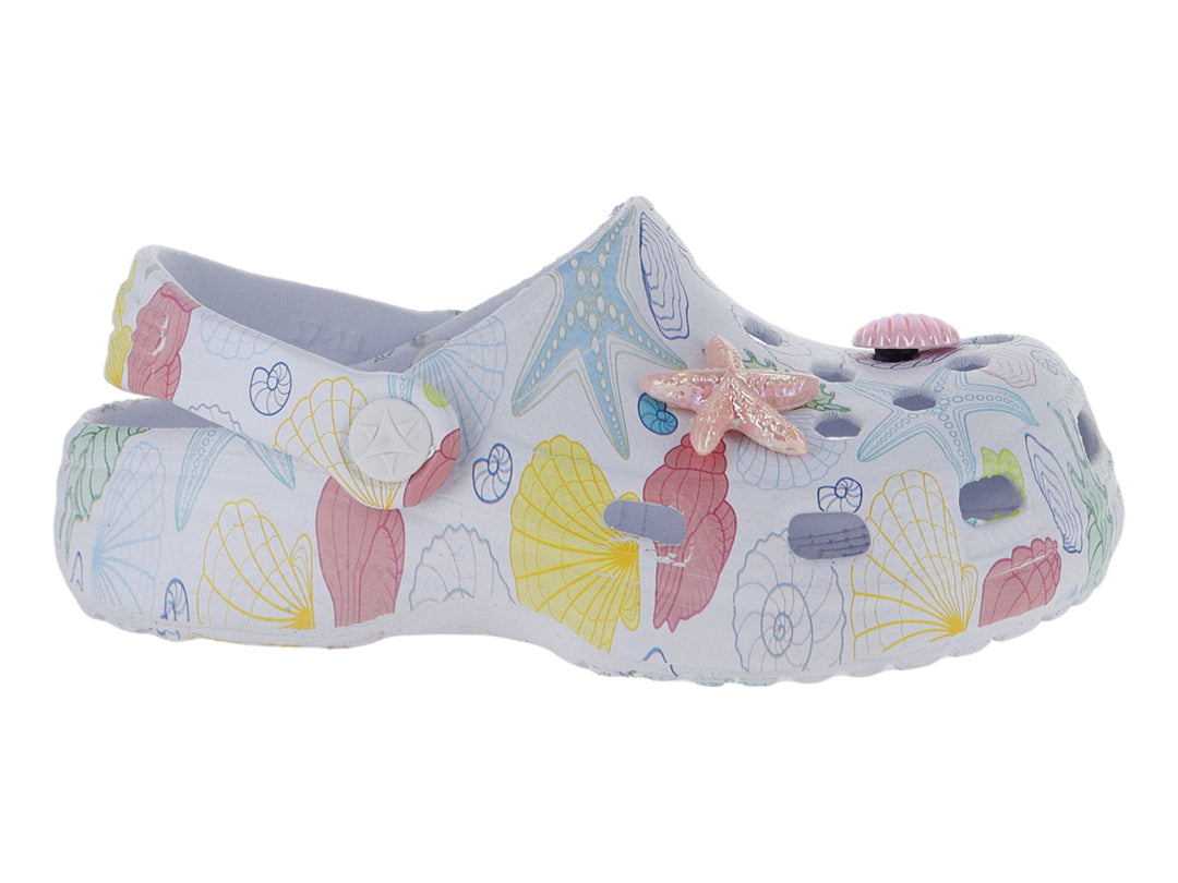 Sandalia tipo zueco blanca con estampado de conchas y estrellas de mar en tonos rosa, amarillo y azul.