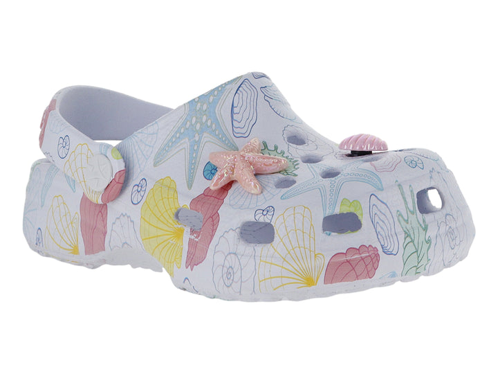 Sandalia tipo zueco blanca con estampado de conchas y estrellas de mar en tonos rosa, amarillo y azul.