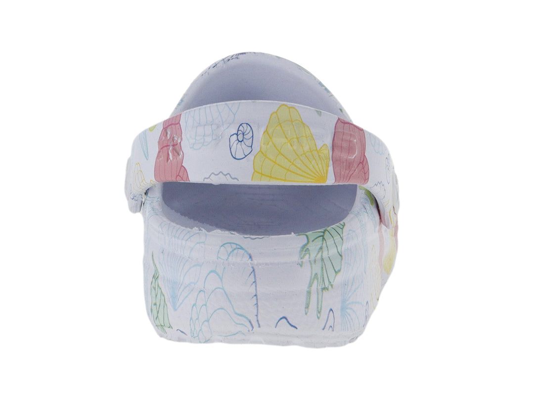 Sandalia tipo zueco blanca con estampado de conchas y estrellas de mar en tonos rosa, amarillo y azul.
