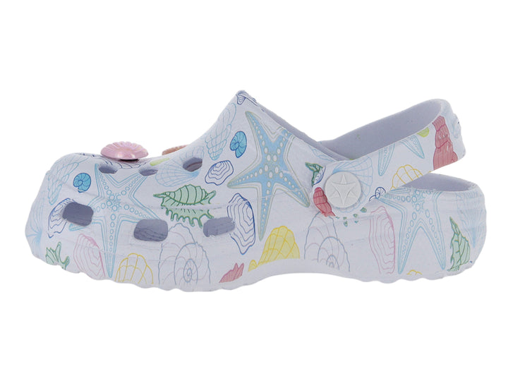 Sandalia tipo zueco blanca con estampado de conchas y estrellas de mar en tonos rosa, amarillo y azul.