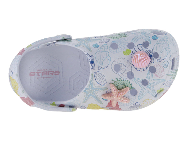 Sandalia tipo zueco blanca con estampado de conchas y estrellas de mar en tonos rosa, amarillo y azul.
