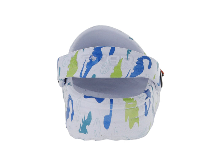 Zuecos blancos para niño con estampado de dinosaurios en azul y verde, incluyendo figuras decorativas en relieve.