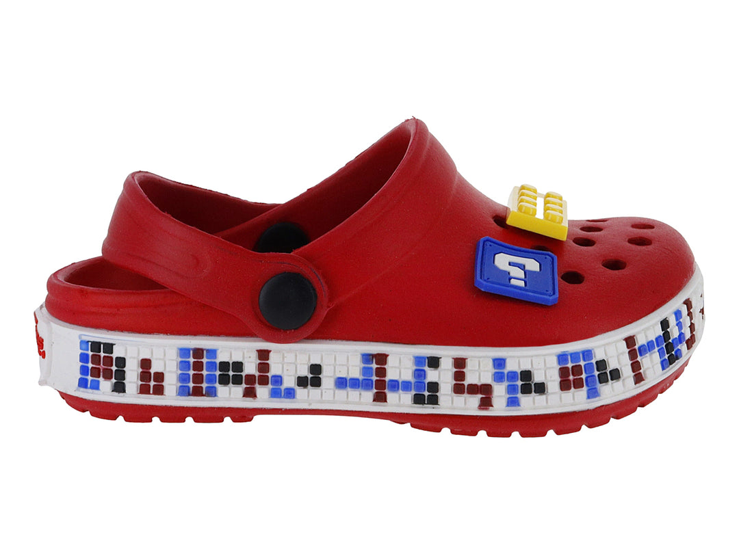 Sandalia tipo clog color rojo con banda blanca decorada y accesorios coloridos en la parte superior.