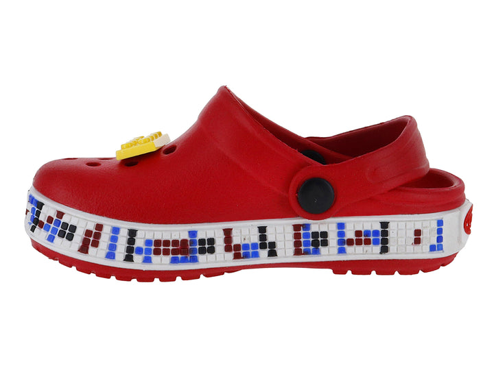 Sandalia tipo clog color rojo con banda blanca decorada y accesorios coloridos en la parte superior.