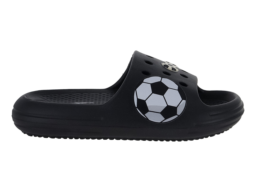 Sandalia slide color negro con estampado de balón de fútbol blanco y negro en la banda superior.