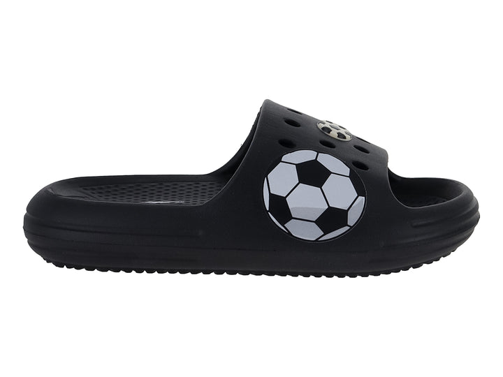 Sandalia slide color negro con estampado de balón de fútbol blanco y negro en la banda superior.